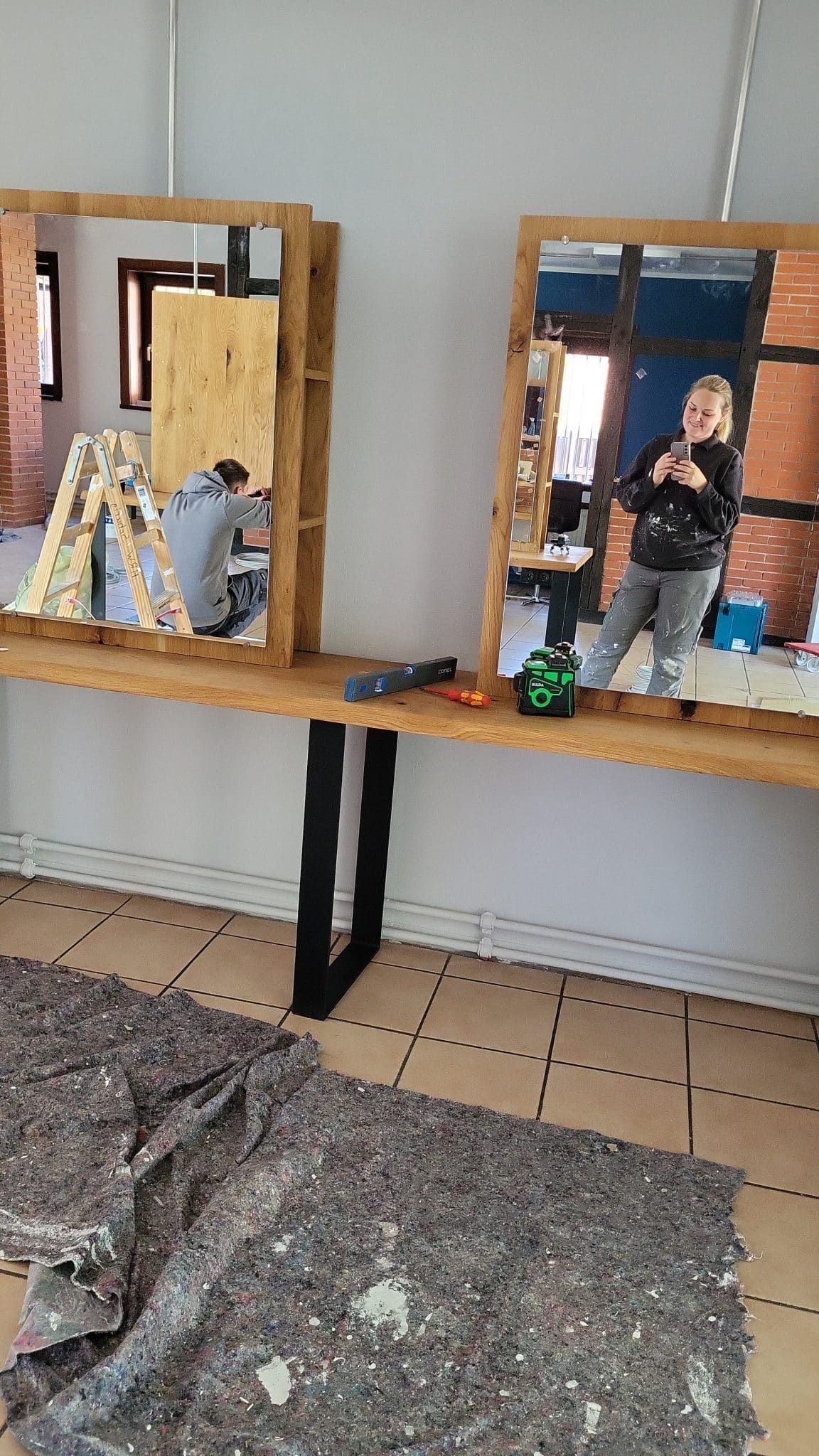 Eine Handwerkerin arbeitet an einem Friseursalon.