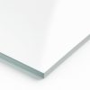 Detailansicht einer klaren Acrylglasplatte mit polierter Kante.