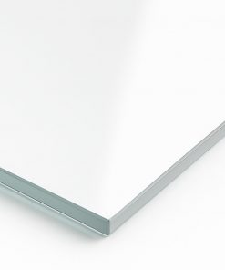 Detailansicht einer klaren Acrylglasplatte mit polierter Kante.