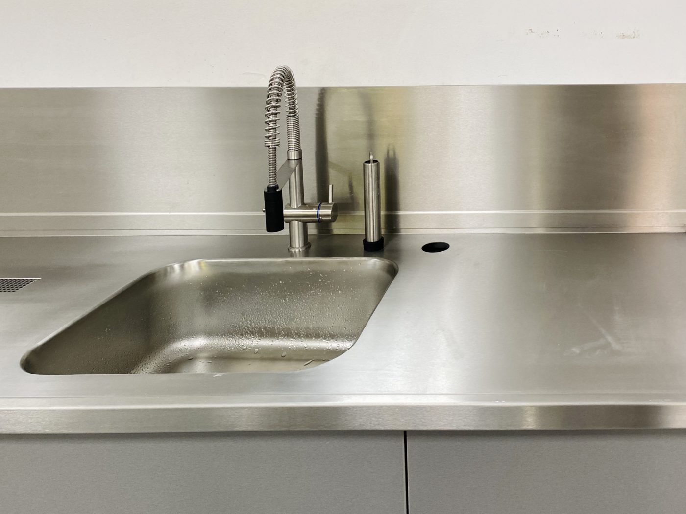 Waschbecken aus Edelstahl für Dentallabor