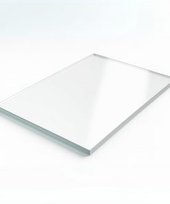 Rechteckige Acrylglasplatte mit klaren polierten Kanten.