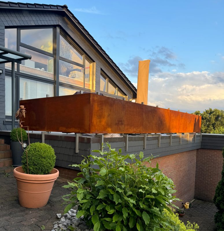 Balkon mit moderner Cortenstahl-Verkleidung.