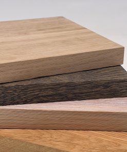 Vier Holzplatten liegen in verschiedenen Farbtönen geordnet übereinander.