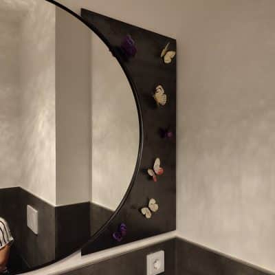 Rechteckige Magnettafel aus gezundertem Schwarzblech, montiert im Badezimmer, mit befestigten Notizen und Fotos.