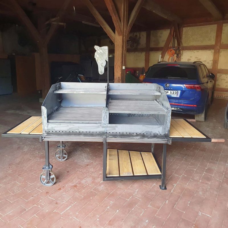 Mehrere zugeschnittene Platten liegen auf einem rollbaren Arbeitstisch in einer Werkstatt bereit.