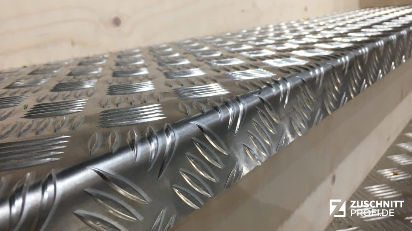 Abdeckungen-aus-Aluminium-Riffelblech_Treppenstufe