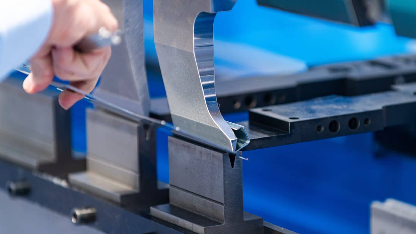 Das Metall wird präzise in einer Maschine zu einem Profil gebogen.