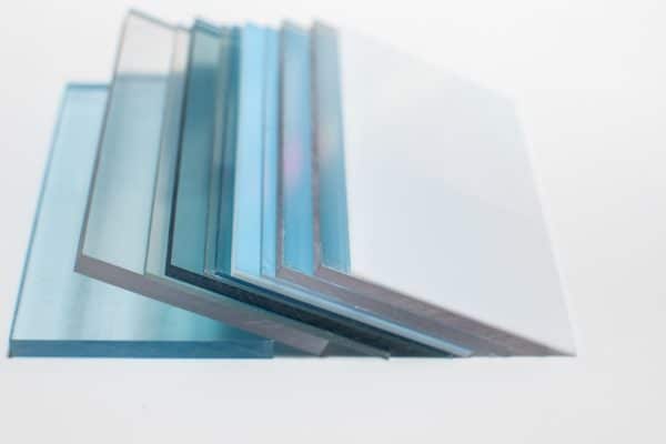 Mehrere Acrylglas-Scheiben stehen geordnet in unterschiedlichen Stärken bereit.
