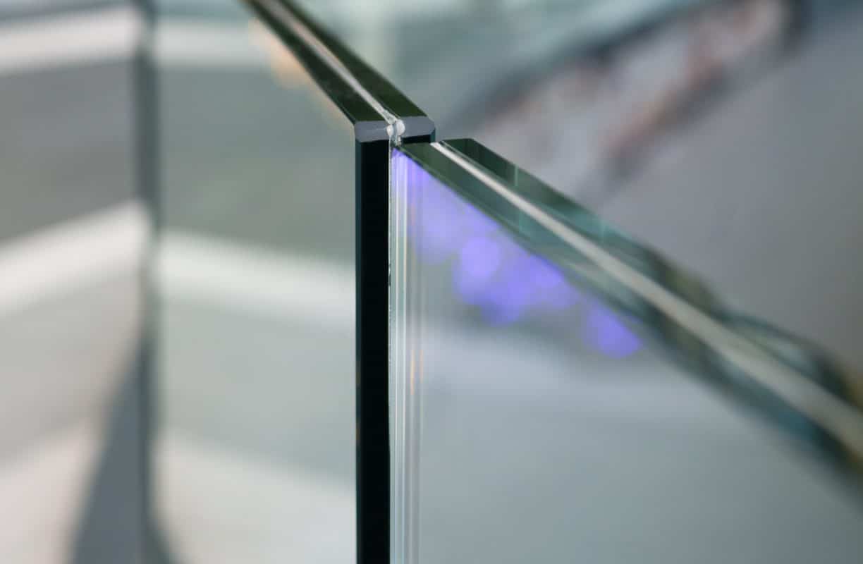 Detailaufnahme von VSG-Glas mit sichtbarer Folienzwischenlage.