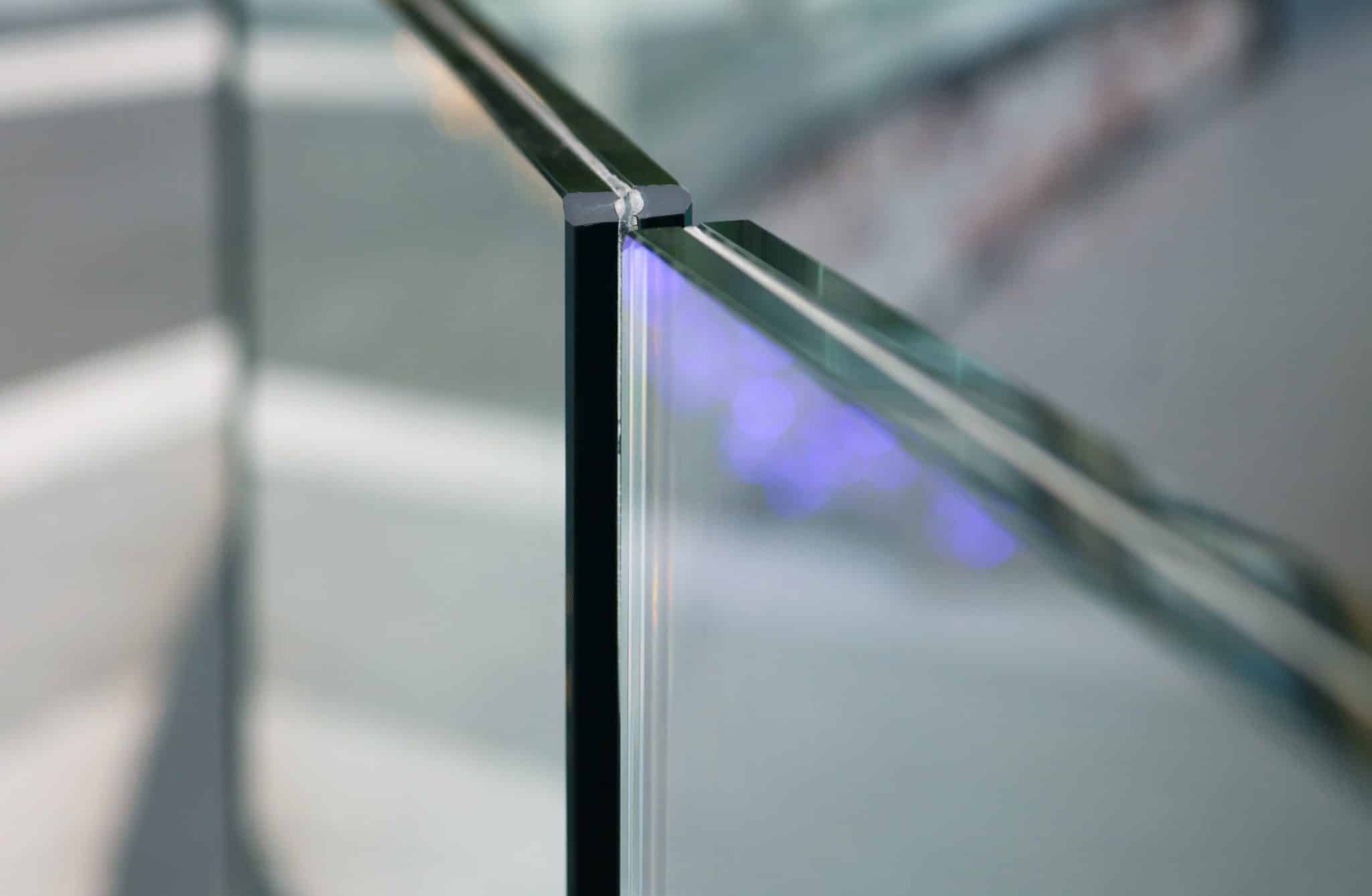 Detailaufnahme von VSG-Glas mit sichtbarer Folienzwischenlage.