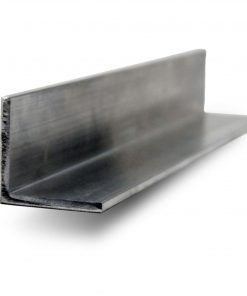 Ein L-förmiges Aluminiumprofil liegt freigestellt schräg auf weißem Hintergrund.