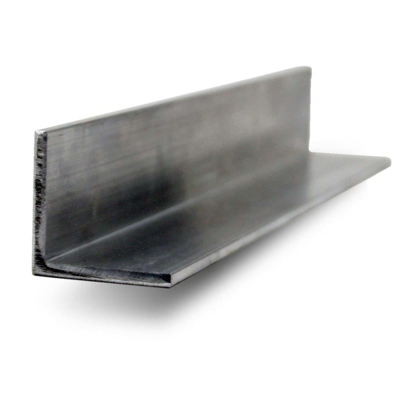 Ein L-förmiges Aluminiumprofil liegt freigestellt schräg auf weißem Hintergrund.