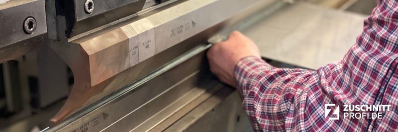 Alu Blech wird an der Kantbank gebogen