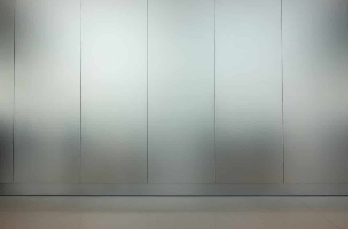 Aluminium Tafeln an einer Wand