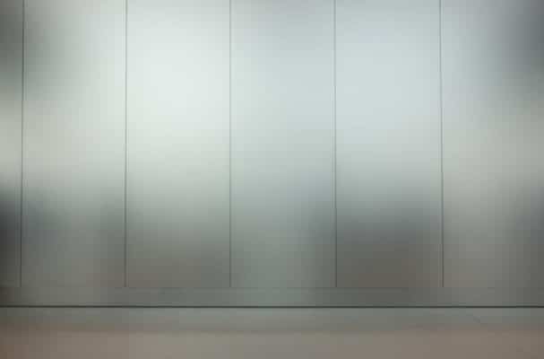 Aluminium Tafeln an einer Wand