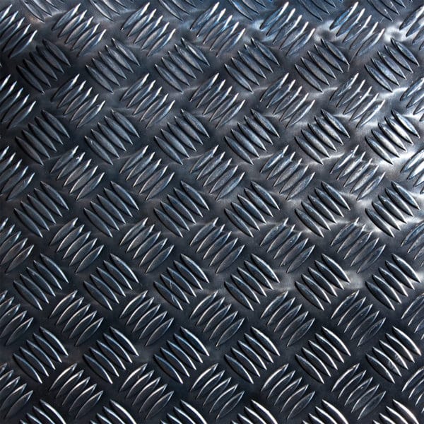Aluminium Quintett-Riffelblech mit markanter gerippter Struktur.