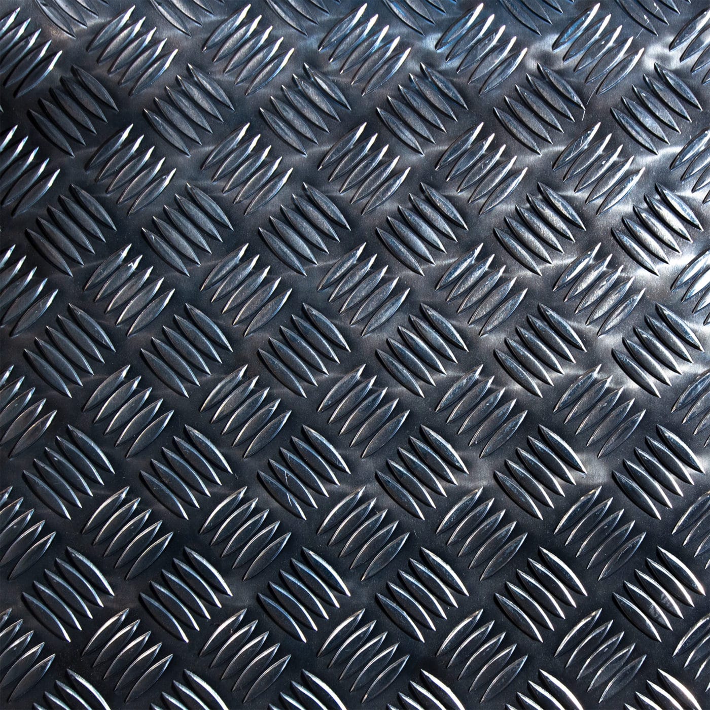 Aluminium Quintett-Riffelblech mit markanter gerippter Struktur.