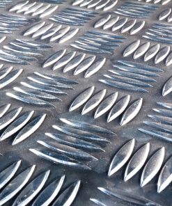 Aluminium Quintett-Riffelblech mit markanter gerippter Struktur.