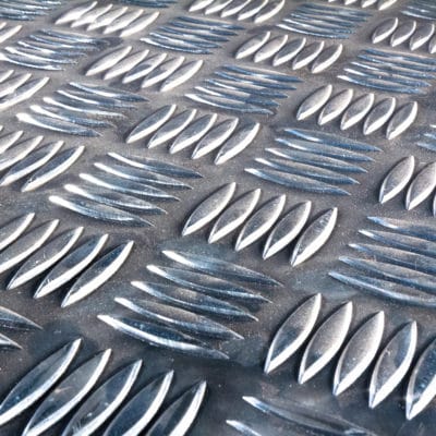 Aluminium Quintett-Riffelblech mit markanter gerippter Struktur.