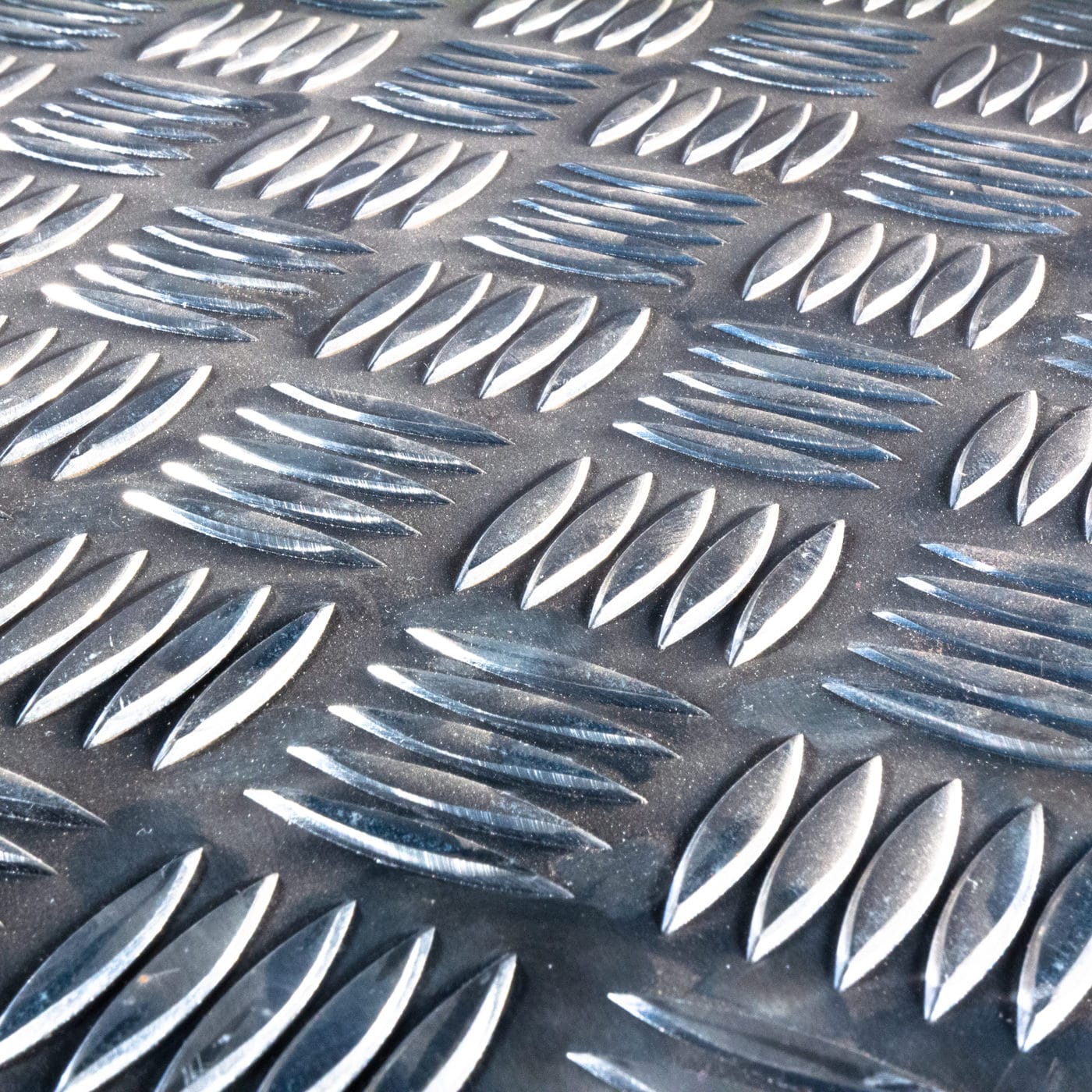 Aluminium Quintett-Riffelblech mit markanter gerippter Struktur.