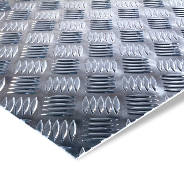Aluminium Quintett-Riffelblech mit markanter gerippter Struktur.