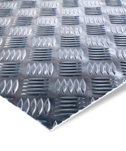 Aluminium Quintett-Riffelblech mit markanter gerippter Struktur.