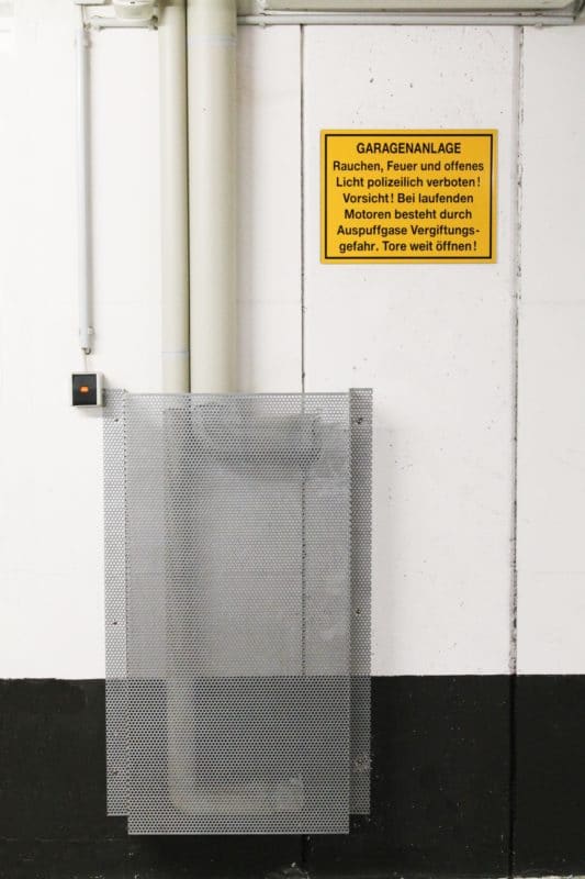 Rammschutz-Wand aus Aluminium-Lochblech - rund gestanzt.
