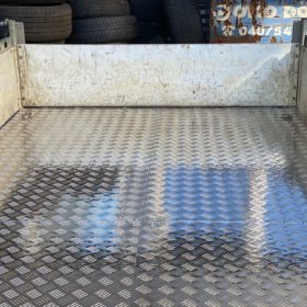 Nahaufnahme einer robusten Bodenplatte aus Alu-Riffelblech auf einer Anhängerfläche.