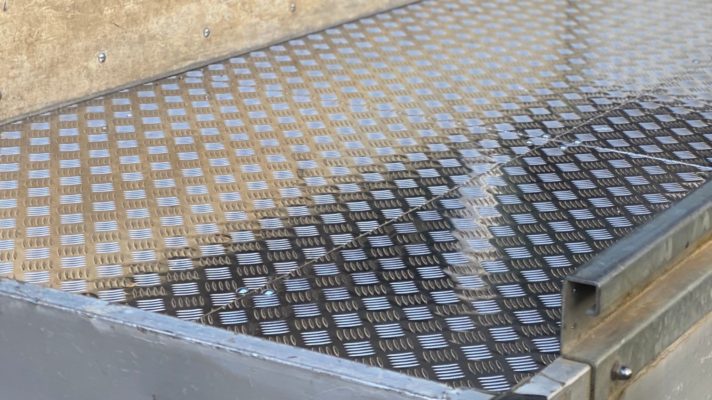 Aluminium-Riffelblech als rutschfester Bodenbelag im Anhänger.