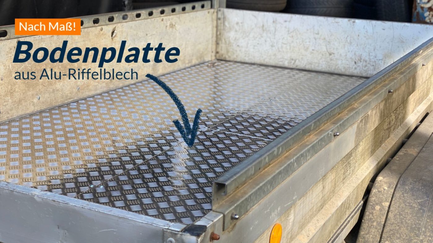 Maßgefertigte Bodenplatte aus Alu-Riffelblech auf der Ladefläche eines Anhängers montiert.