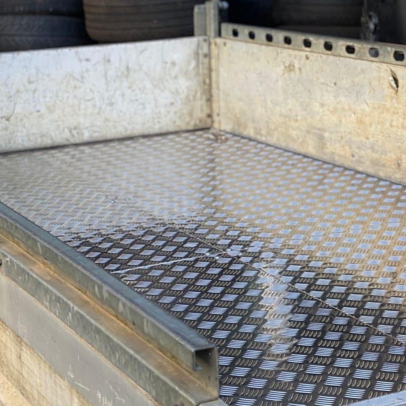 Rutschfeste Anhängerbodenplatte aus Aluminium-Riffelblech.