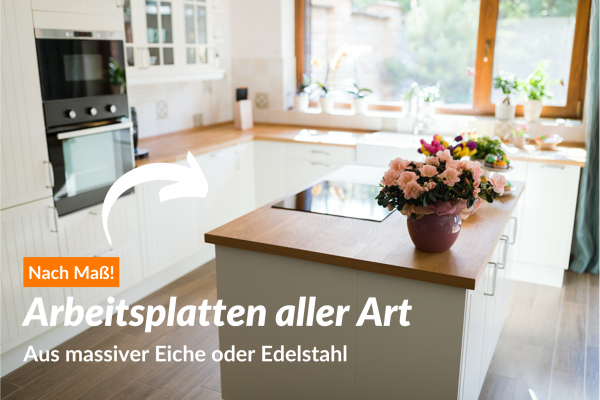 Eine Küchenarbeitsplatte aus Holz liegt hell beleuchtet in einer Küche.