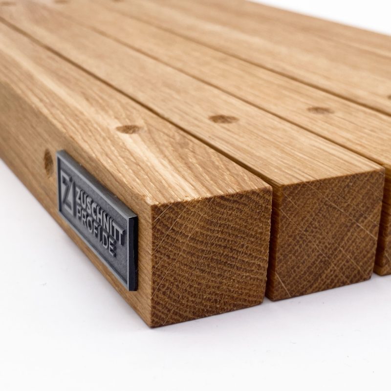 Eiche-Wandleisten mit vorgebohrten Löchern und Zuschnittprofi-Metalllabel.
