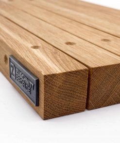 Eiche-Wandleisten mit vorgebohrten Löchern und Zuschnittprofi-Metalllabel.