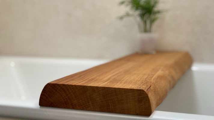 Badewannenablage mit Baumkante
