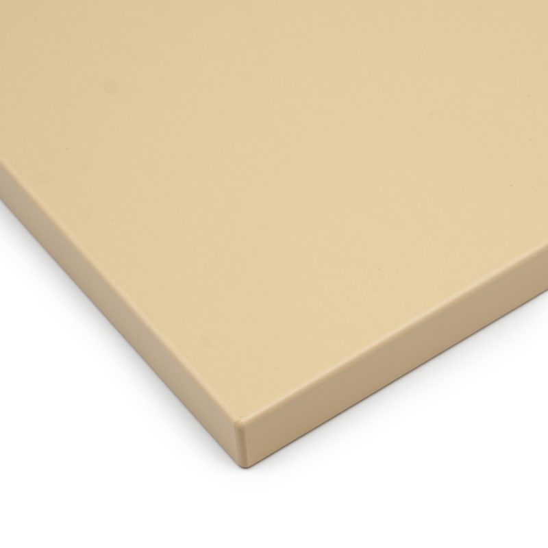Dekorplatte in Beige mit seidenmatter Oberfläche und klarer Kante.
