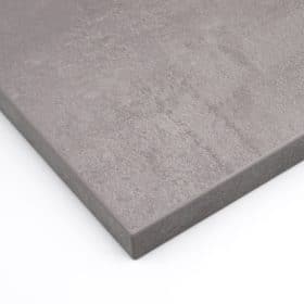Fein strukturierte Dekorplatte mit einem gleichmäßigen Betonmuster und sauberer Kante.
