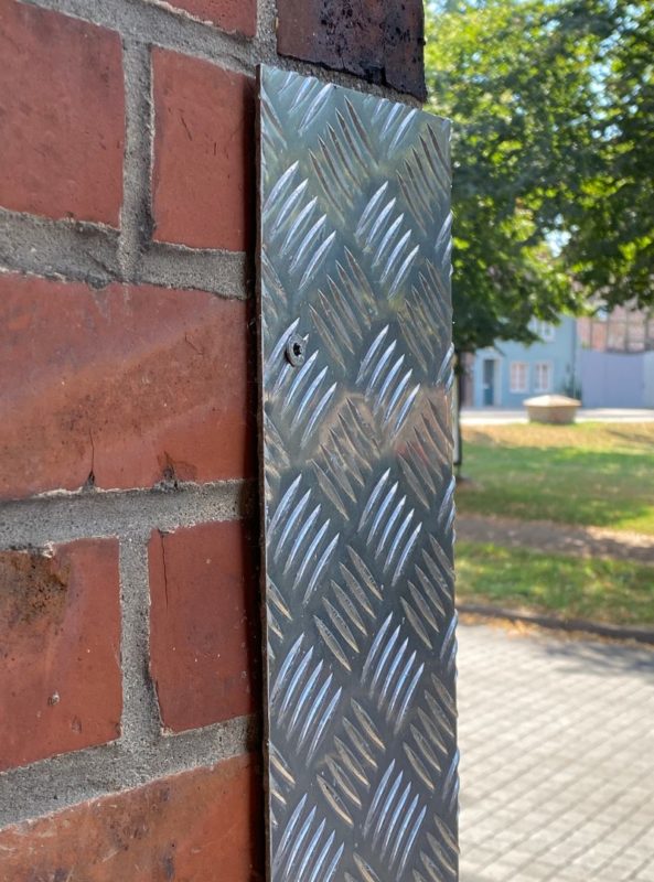 Hausecke mit Eckschutz aus Aluminium Riffelblech