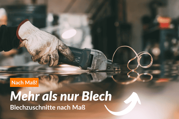 Eine Hand bearbeitet ein Blechzuschnitt in einer Werkstatt.