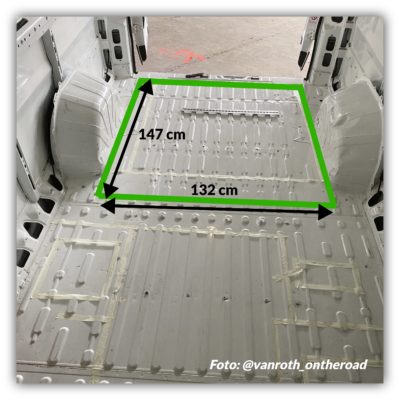 Innenraum eines Campervans mit markiertem Bodenmaß für den Ausbau.