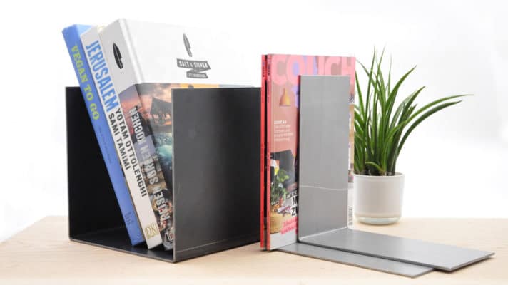 Bücherhalterungen aus Stahl in L-Form.