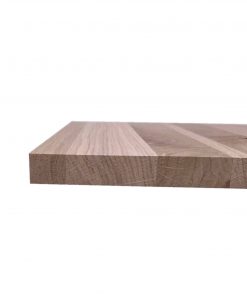 Die Seitenansicht einer Massivholzplatte zeigt die Materialstärke und den präzisen Aufbau.