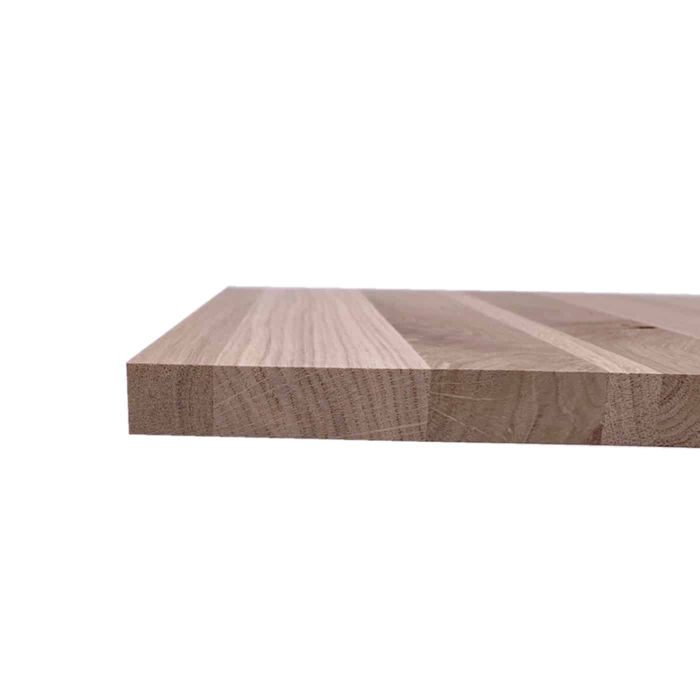 Die Seitenansicht einer Massivholzplatte zeigt die Materialstärke und den präzisen Aufbau.
