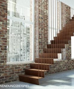 Eine Cortenstahltreppe verläuft entlang einer Backsteinwand mit Fensterfront.