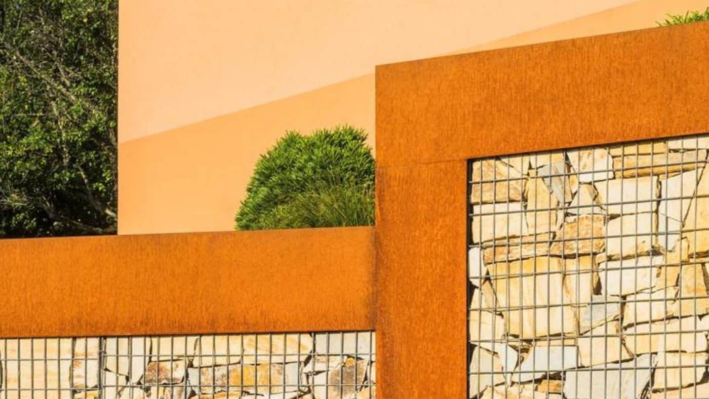 Moderne Gabionenwand mit Cortenstahl-Rahmen im Garten.