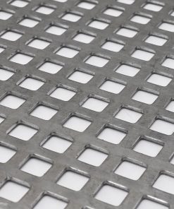 Nahaufnahme eines quadratisch gelochten Metallblechs mit regelmäßiger Struktur.
