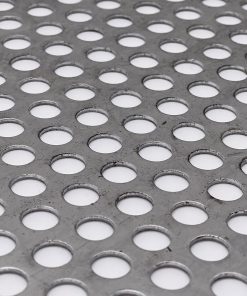 Nahaufnahme eines rund gelochten Metallblechs mit regelmäßiger Struktur.