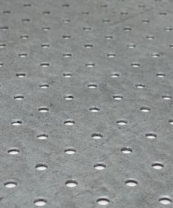Nahaufnahme eines rund gelochten Metallblechs mit regelmäßiger Struktur.