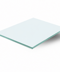 Ein klares ESG Glas zeigt eine transparente Oberfläche mit leicht grünlicher Glaskante.