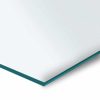 Eine zugeschnittene Glasscheibe aus ESG-Glas liegt sauber mit klaren, polierten Kanten bereit.